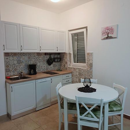 Lara - Apartment Near The Beach Vrbnik Kültér fotó