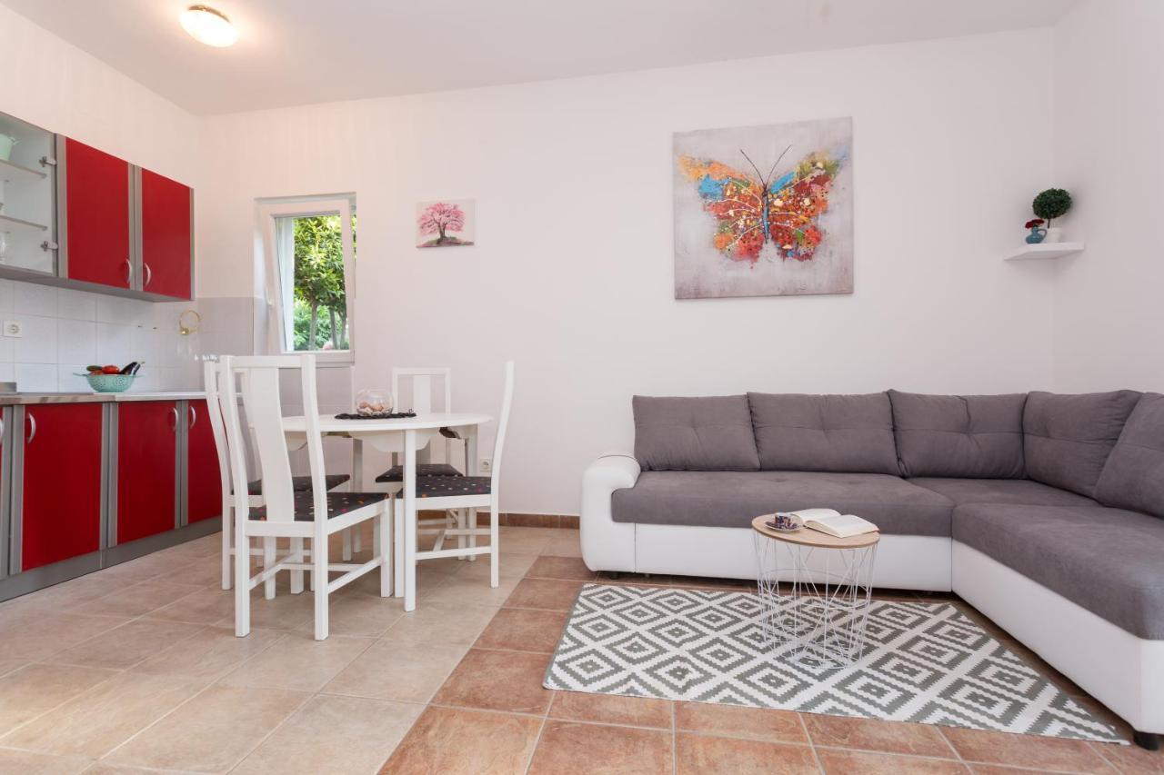 Lara - Apartment Near The Beach Vrbnik Kültér fotó