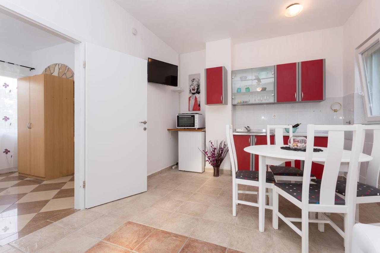 Lara - Apartment Near The Beach Vrbnik Kültér fotó