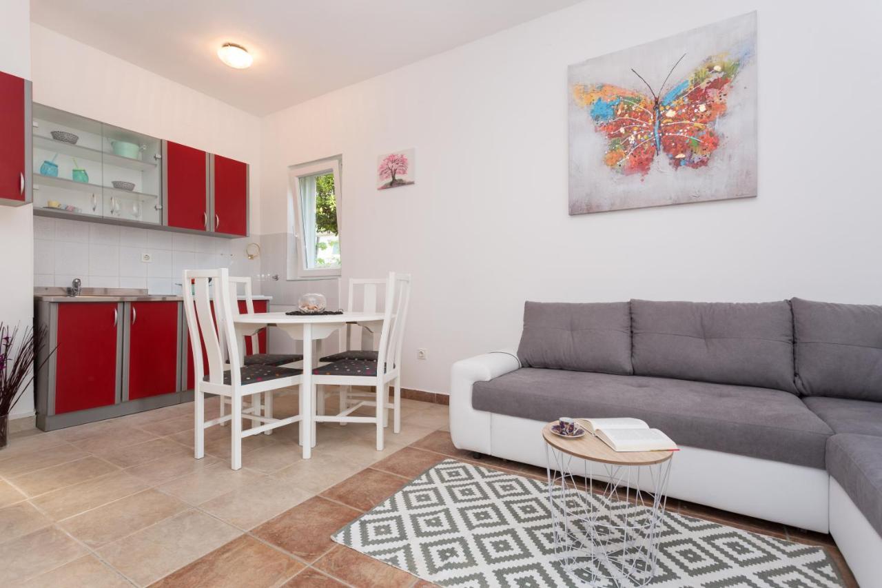 Lara - Apartment Near The Beach Vrbnik Kültér fotó