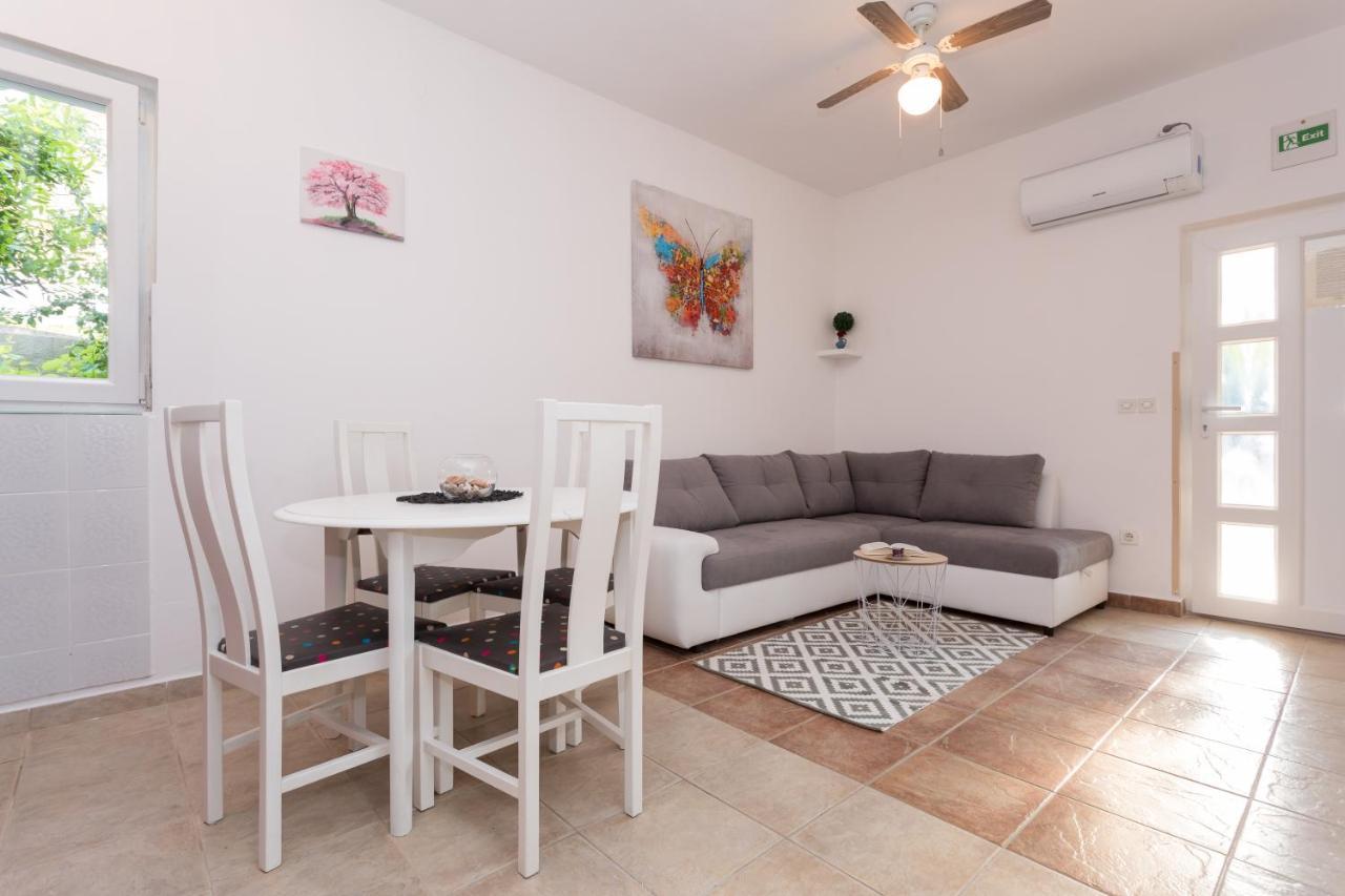 Lara - Apartment Near The Beach Vrbnik Kültér fotó
