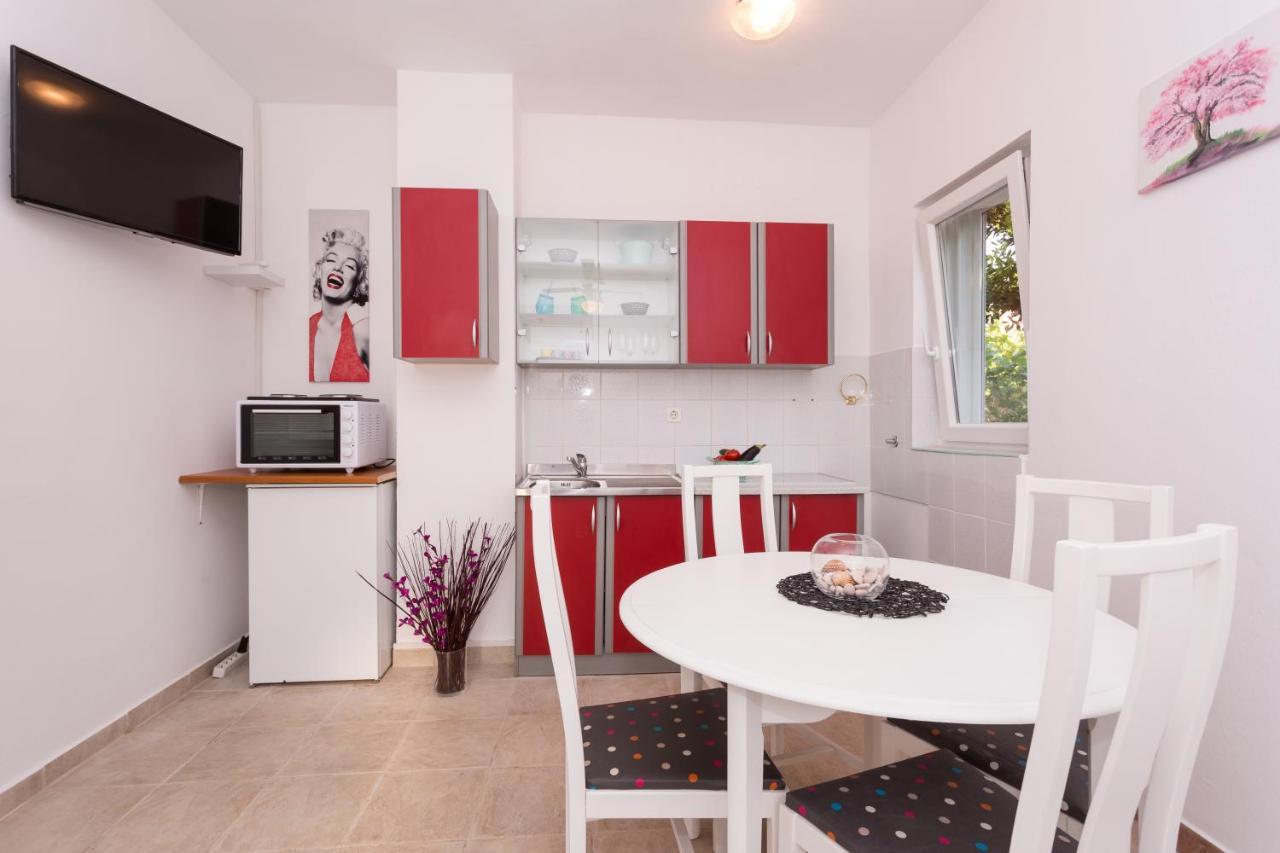 Lara - Apartment Near The Beach Vrbnik Kültér fotó