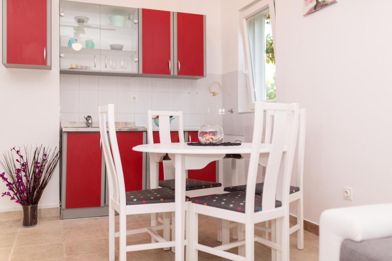 Lara - Apartment Near The Beach Vrbnik Kültér fotó
